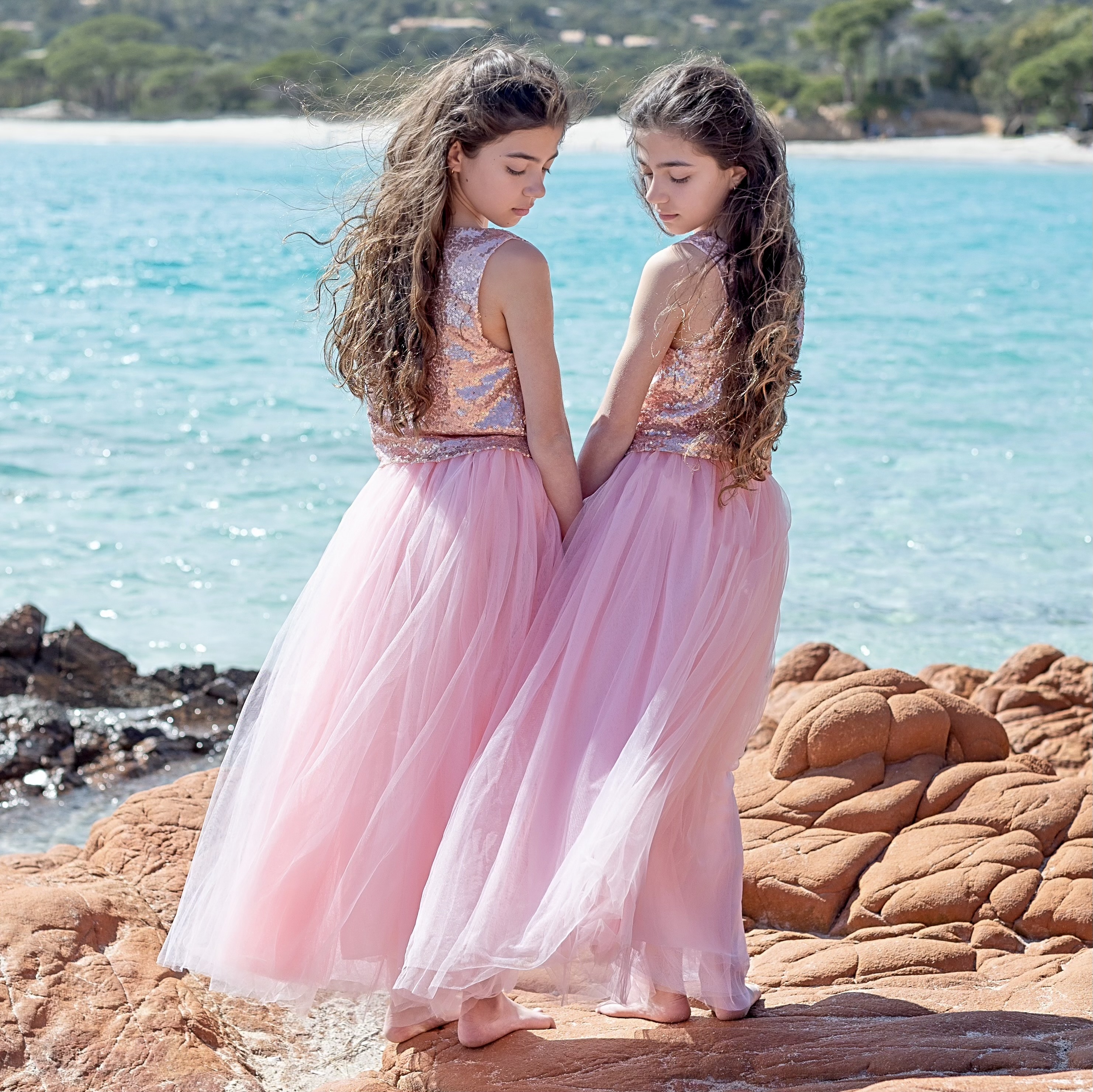 Jupe longue rose en mousseline et top en sequins rose