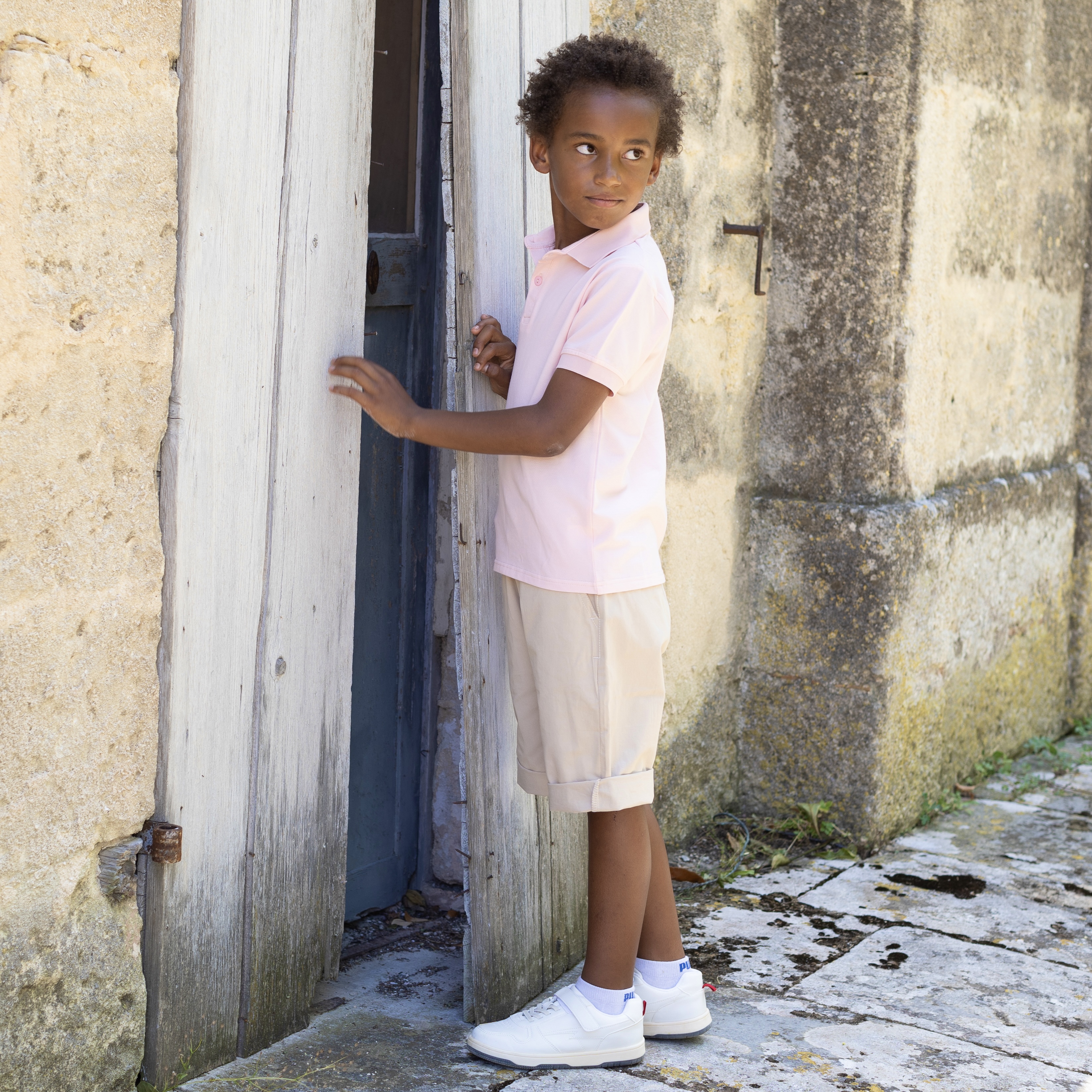 Polo rose pour cérémonie garçon et bermuda beige