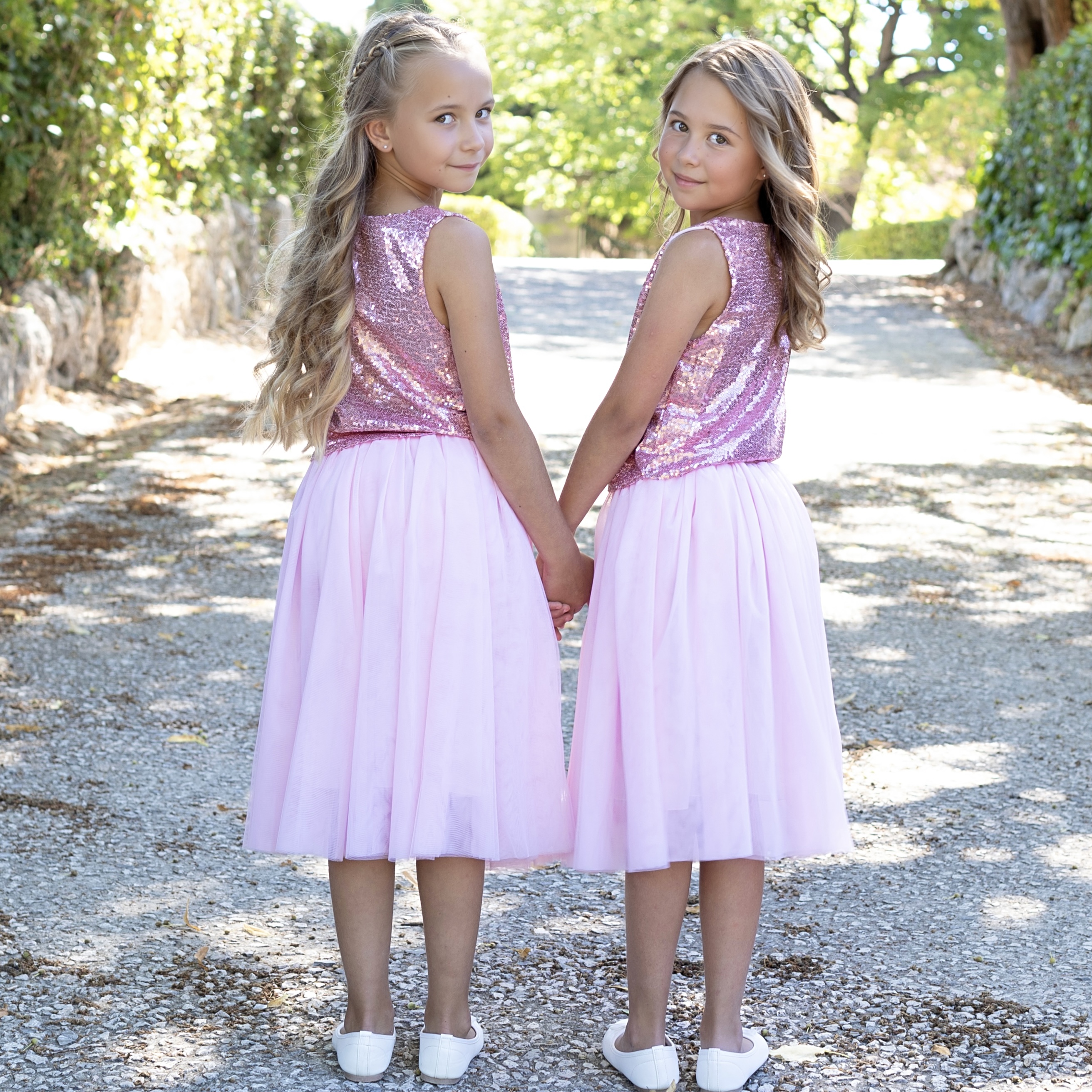 Tenue de cérémonie pour enfant couleur rose soutenu pour un mariage dans un château